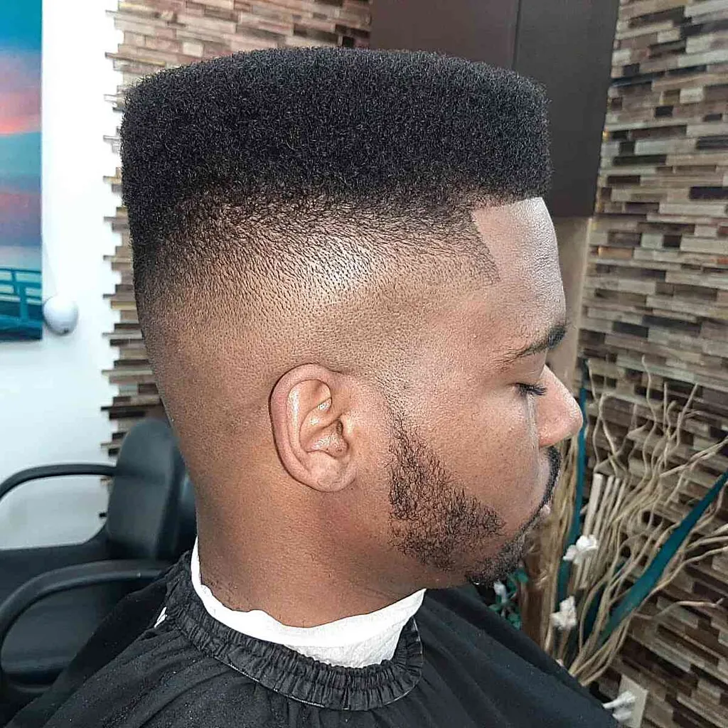 男性のためのベストカーリーヘアスタイル107（ヘアカットのアイデア）' title=