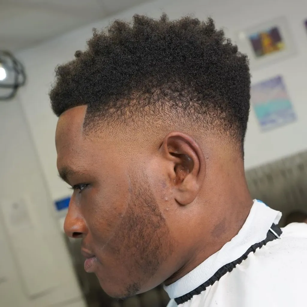 男性のためのベストカーリーヘアスタイル107（ヘアカットのアイデア）' title=