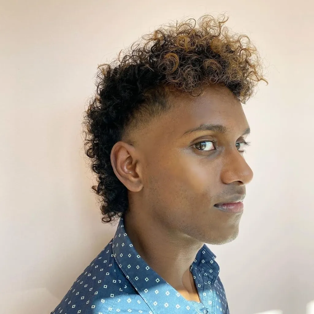 男性のためのベストカーリーヘアスタイル107（ヘアカットのアイデア）' title=