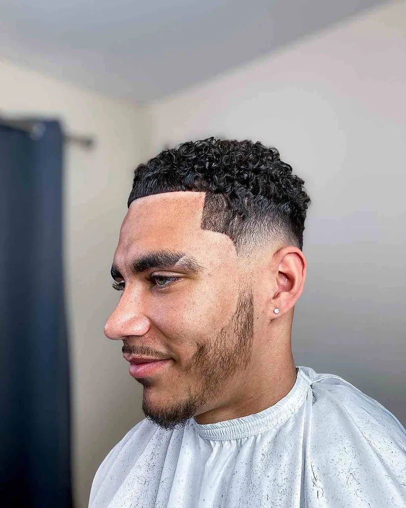 男性のためのベストカーリーヘアスタイル107（ヘアカットのアイデア）' title=