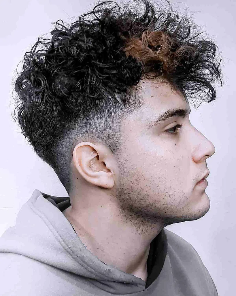 男性のためのベストカーリーヘアスタイル107（ヘアカットのアイデア）' title=