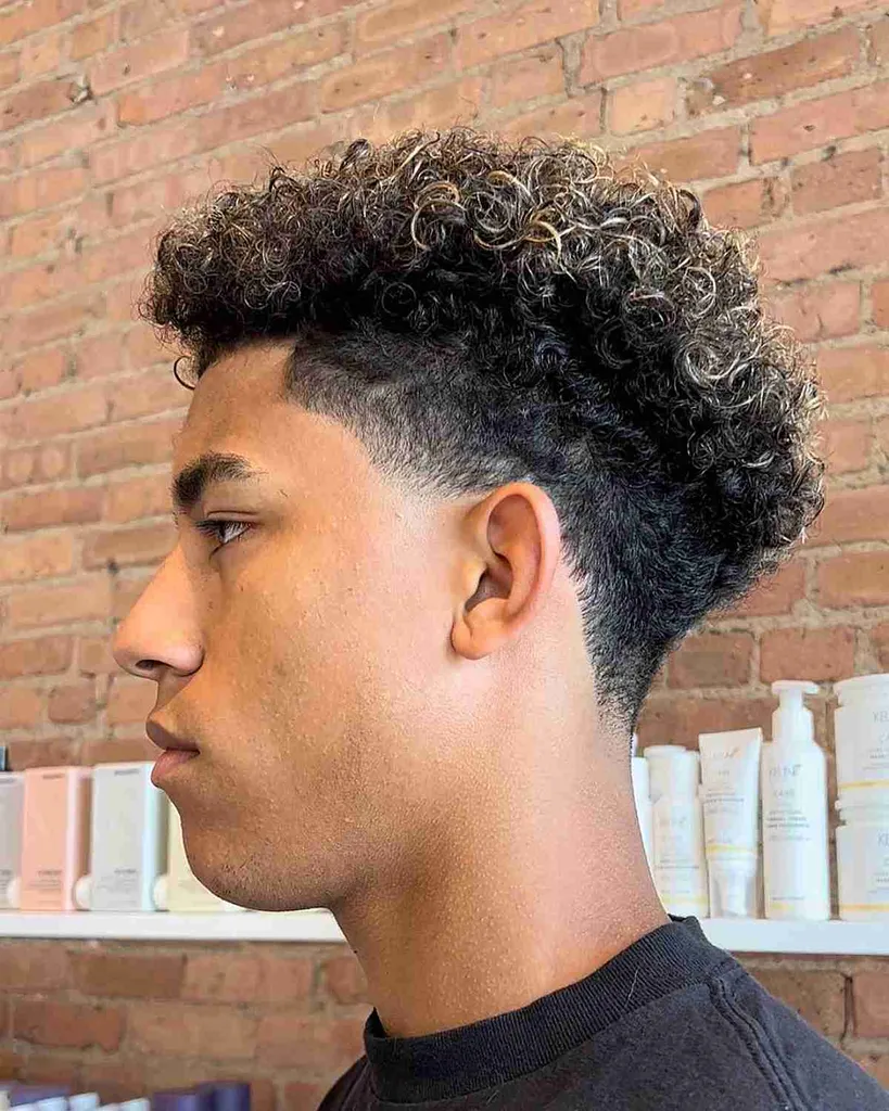 メンズ向けシェービングライン付きシャープフェード' title=