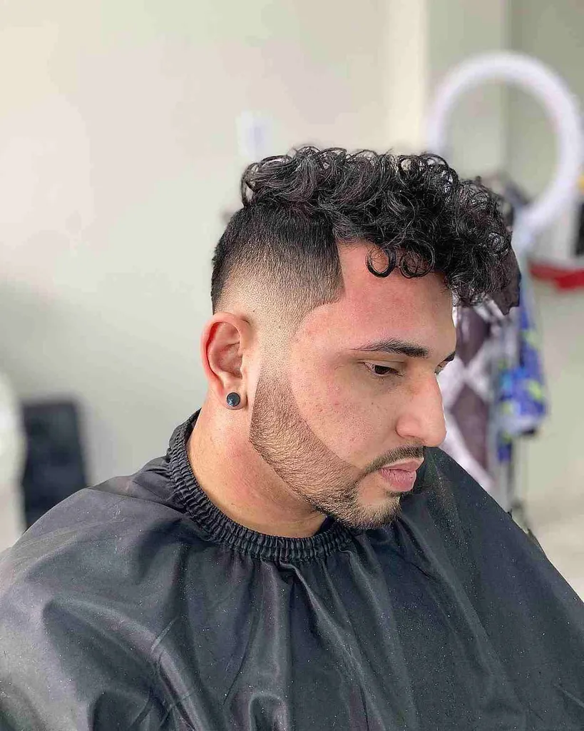 メンズショートヘアのピースリーカーリーバング' title=