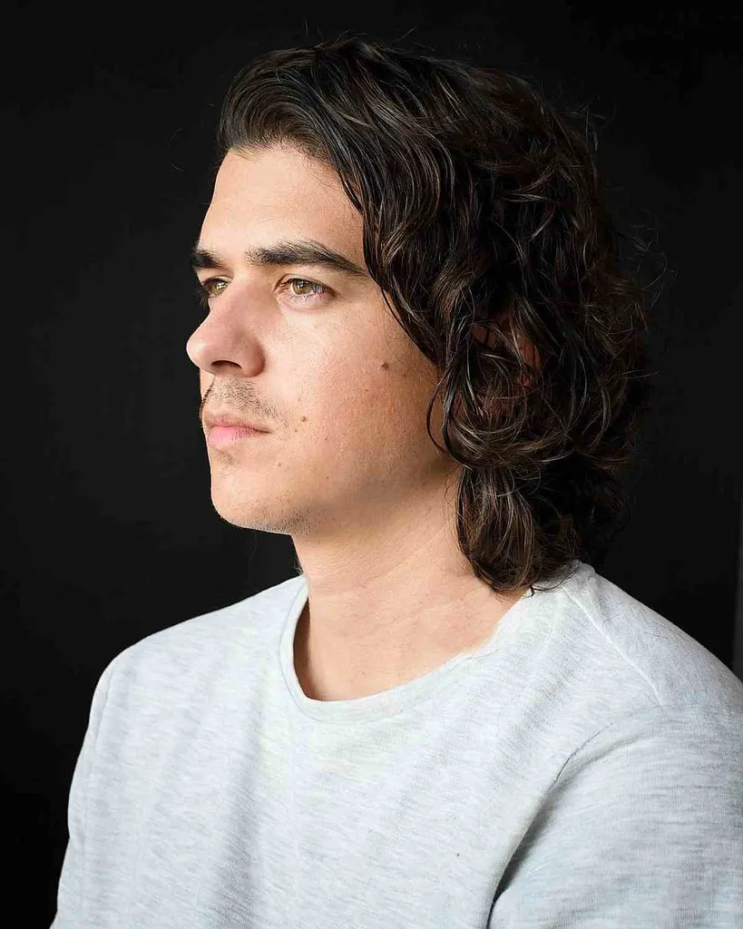 ひげのあるカーリークロップヘアカット' title=