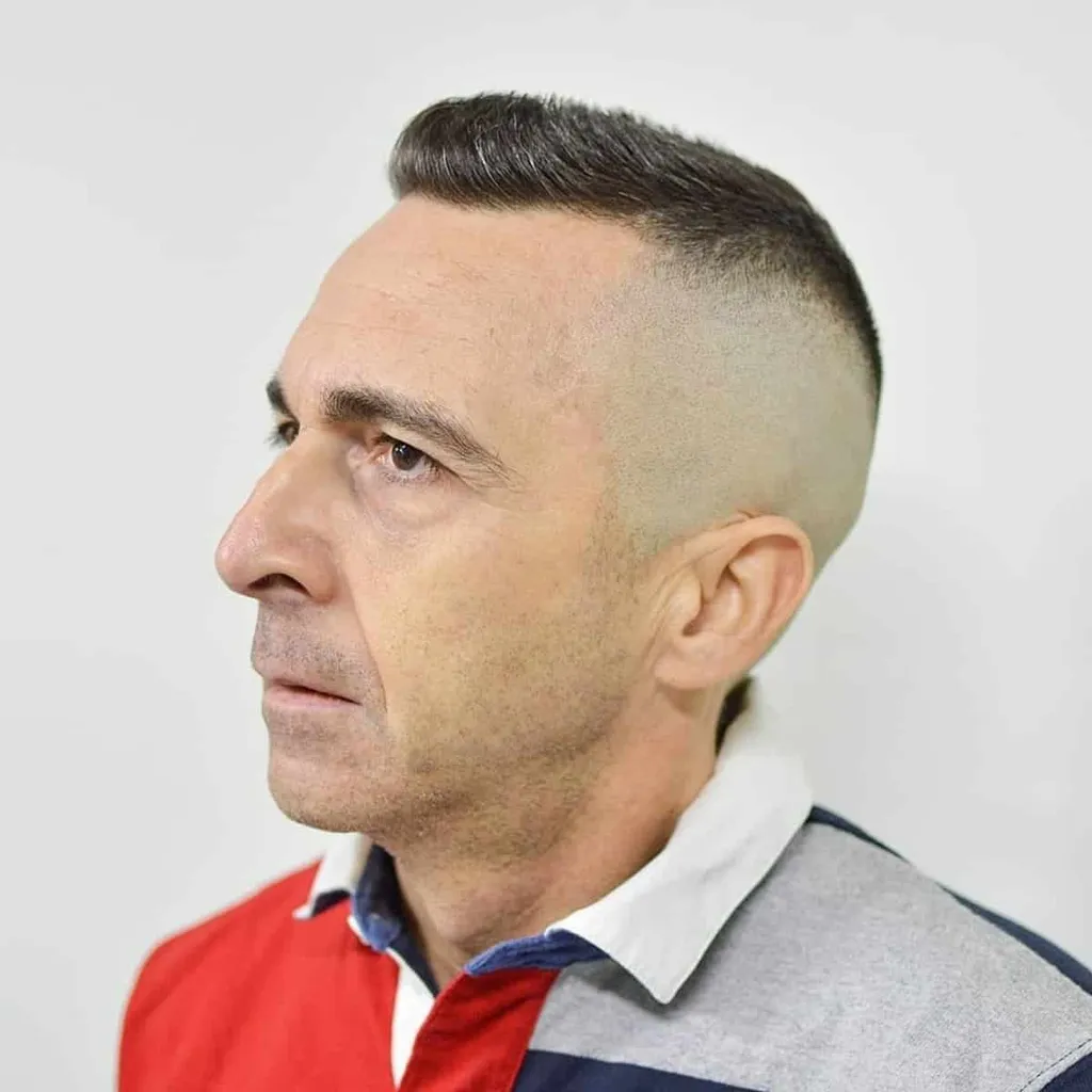 ハゲ男性のための高くてタイトなヘアカット' title=