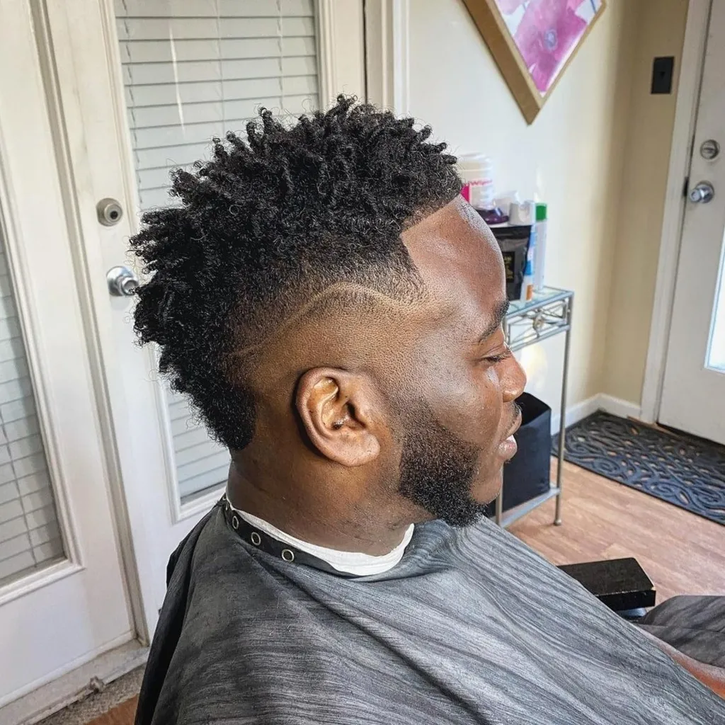 Frohawk med barberet linje' title=