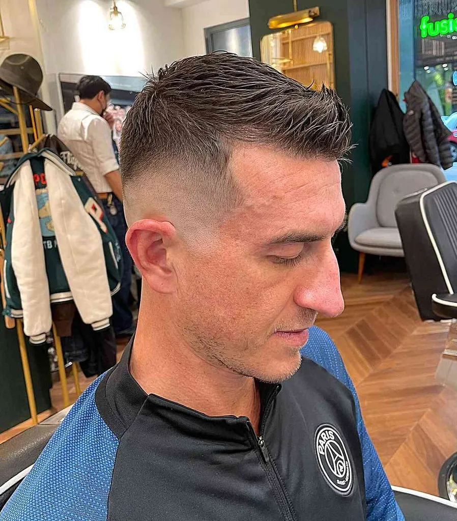 테이퍼드 및 헝클어진 측면과 비어드 페이드가 결합된 두꺼운 크루 컷' title=