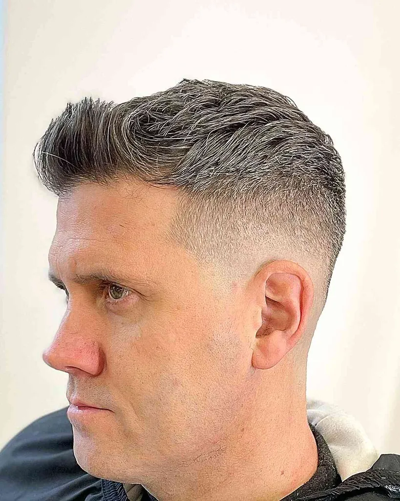 측면을 면도하고 가는 모발에 목덜미를 댄 스파이크 크루 컷' title=