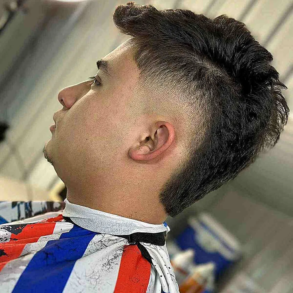 Modern Mohawk Fade per giovani uomini' title=