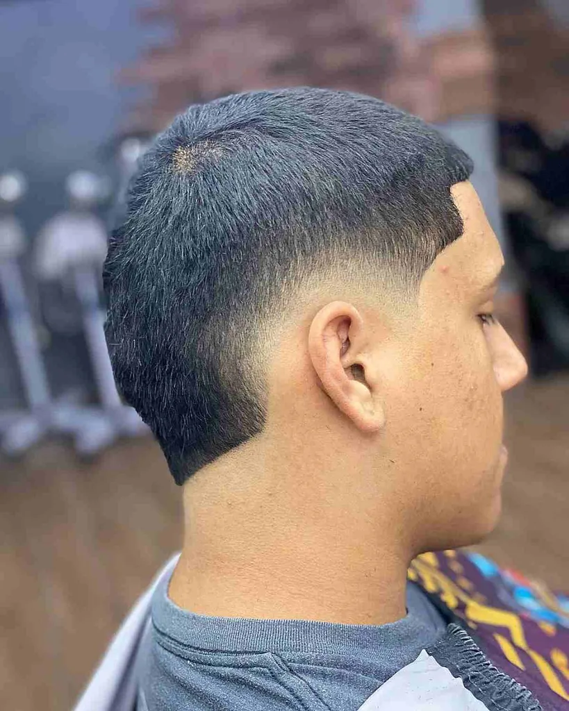 Stile corto ed elegante con taglio sbiadito Mid Burst per uomo' title=