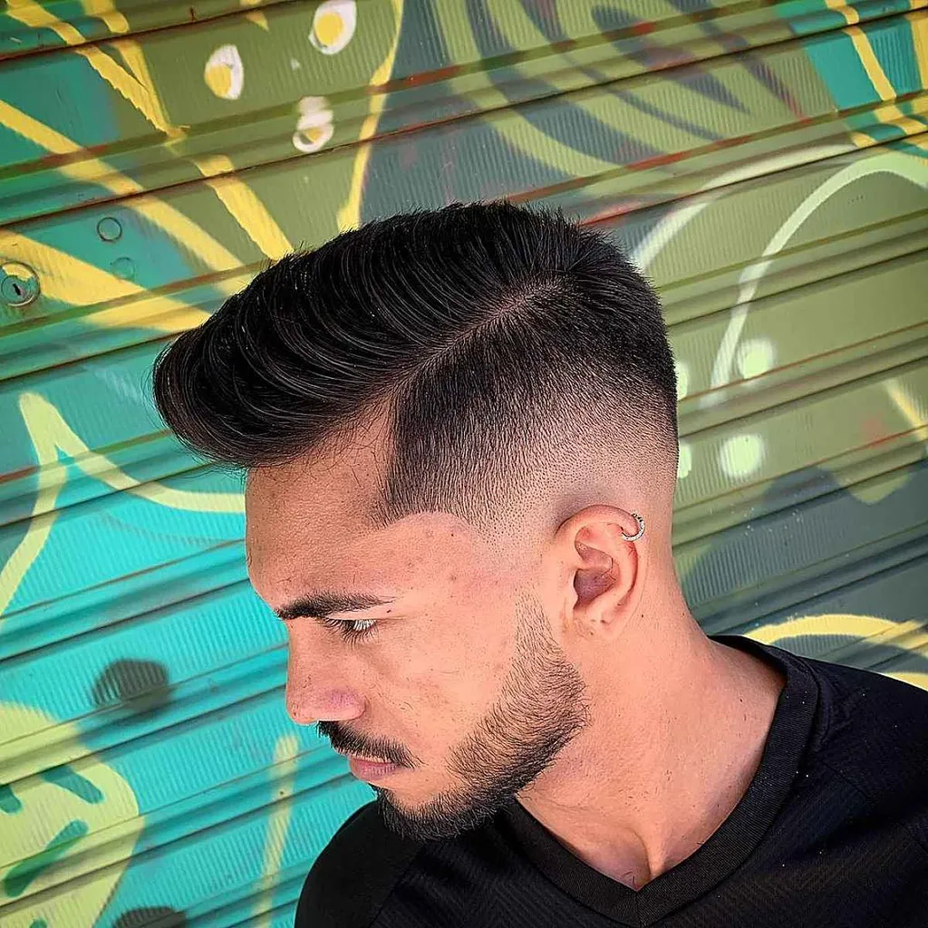 Vyrų quiff su šonine dalimi' title=