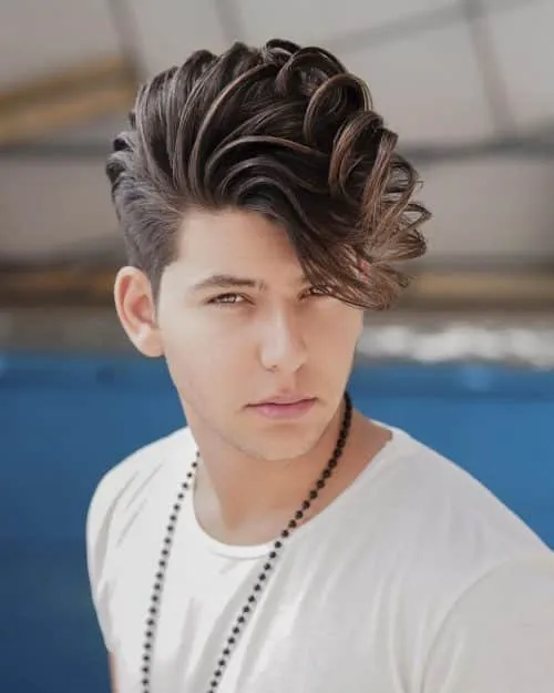 Tekstūruotas ilgų plaukų quiff' title=