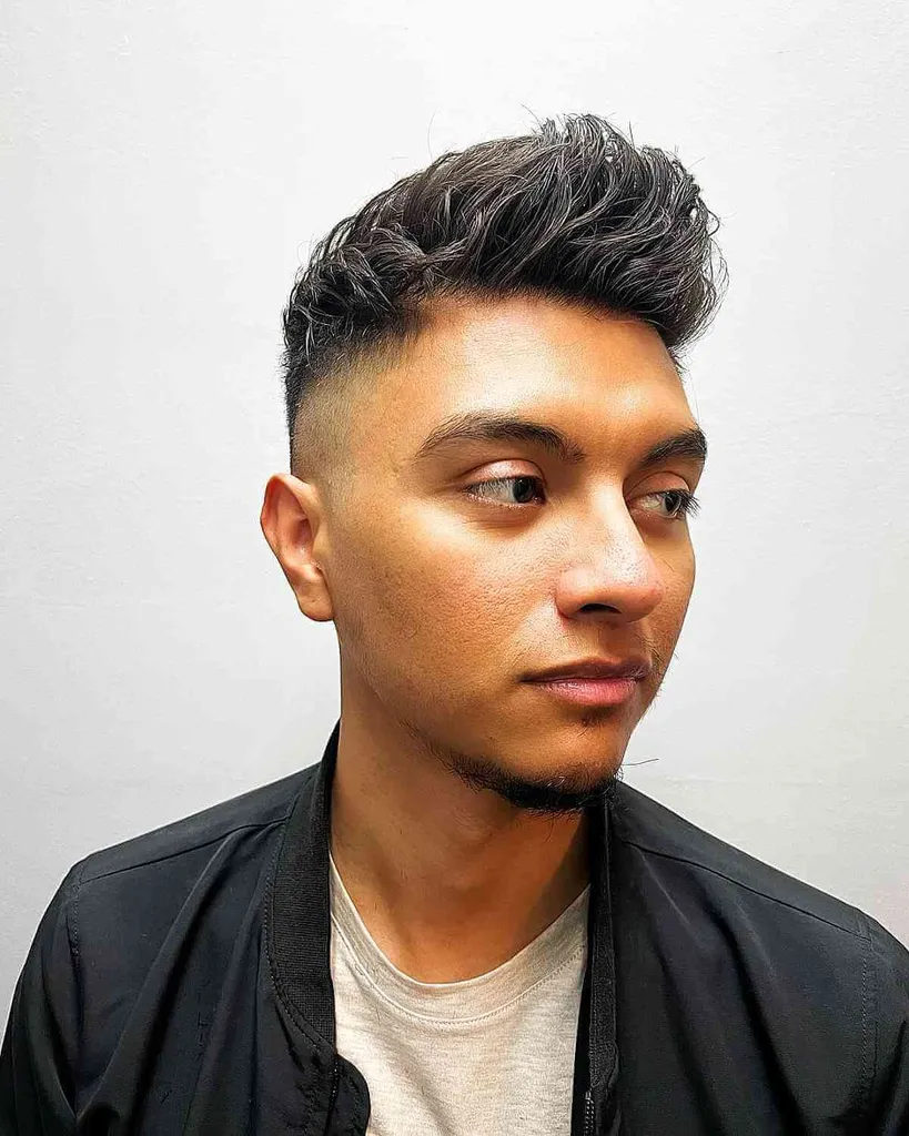 Puikiai supjaustytas nugaros quiff' title=