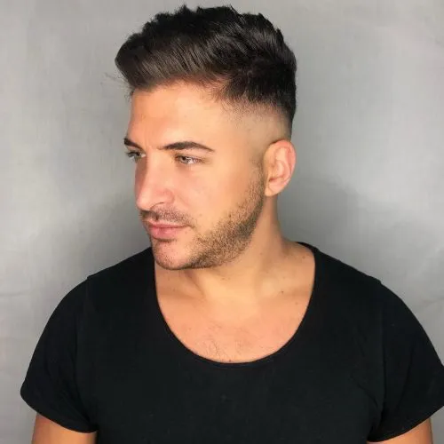 30 geriausių aukštų ir griežtų kirpimų vyrams, norintiems švariai nukirpti' title=