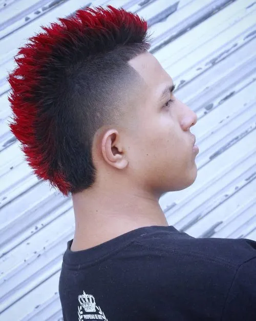 Fantastica dissolvenza temporanea Mohawk con punte rosse' title=