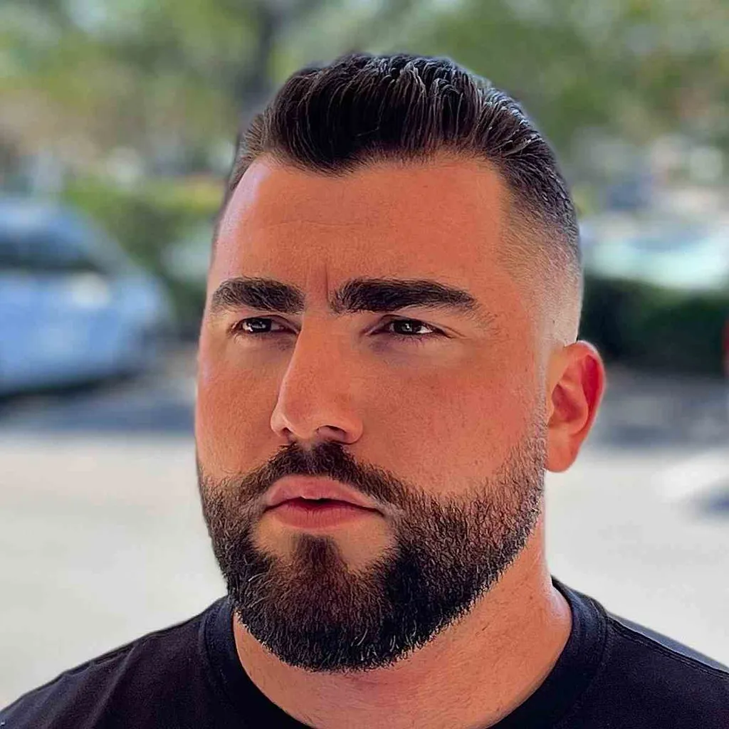 פומפדור קצר מאוד עם חלק קשיח' title=