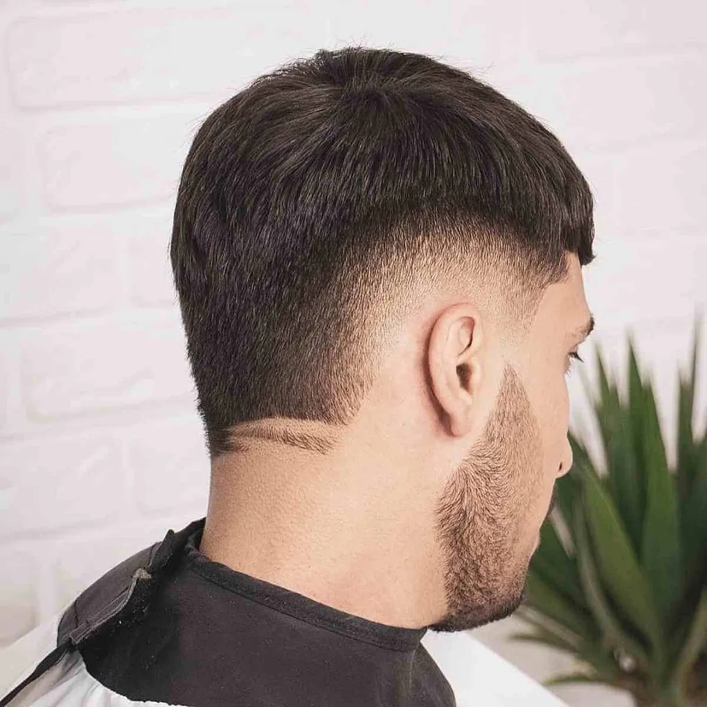 Leicht strukturierter Schnitt mit Überblendung an den Schläfen' title=