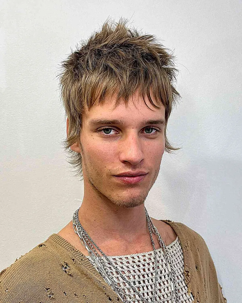 Peinado de alas peinadas hacia atrás para chicos' title=