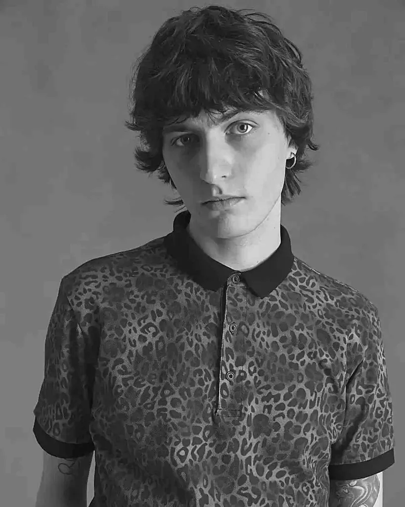 Salmonete entrecortado alado con flequillo de cortina para hombres modernos' title=