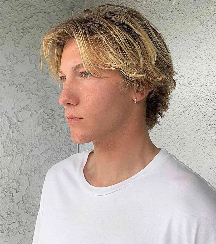 Peinado de alas fluidas de playa en cabello rubio de hombres' title=