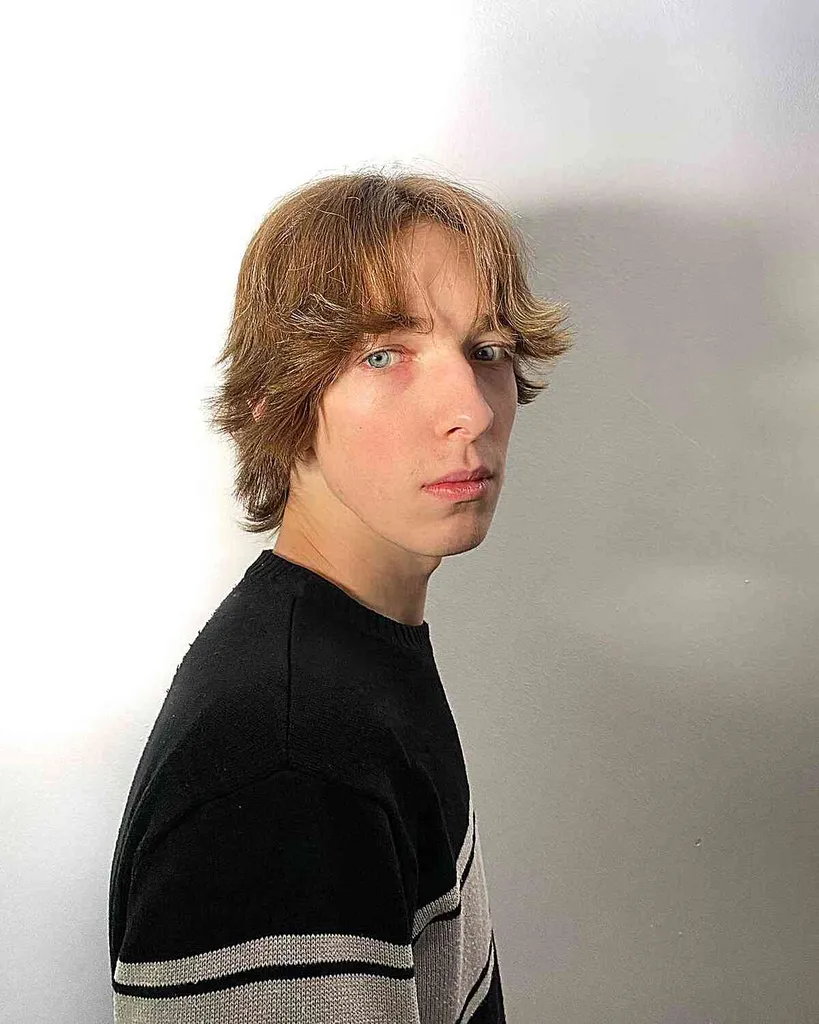 Alas texturizadas cortadas en cabello lacio para hombres jóvenes' title=