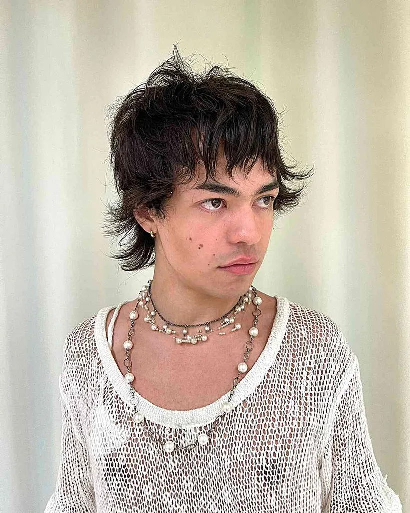 Peinado de alas despeinadas para chicos con barba' title=