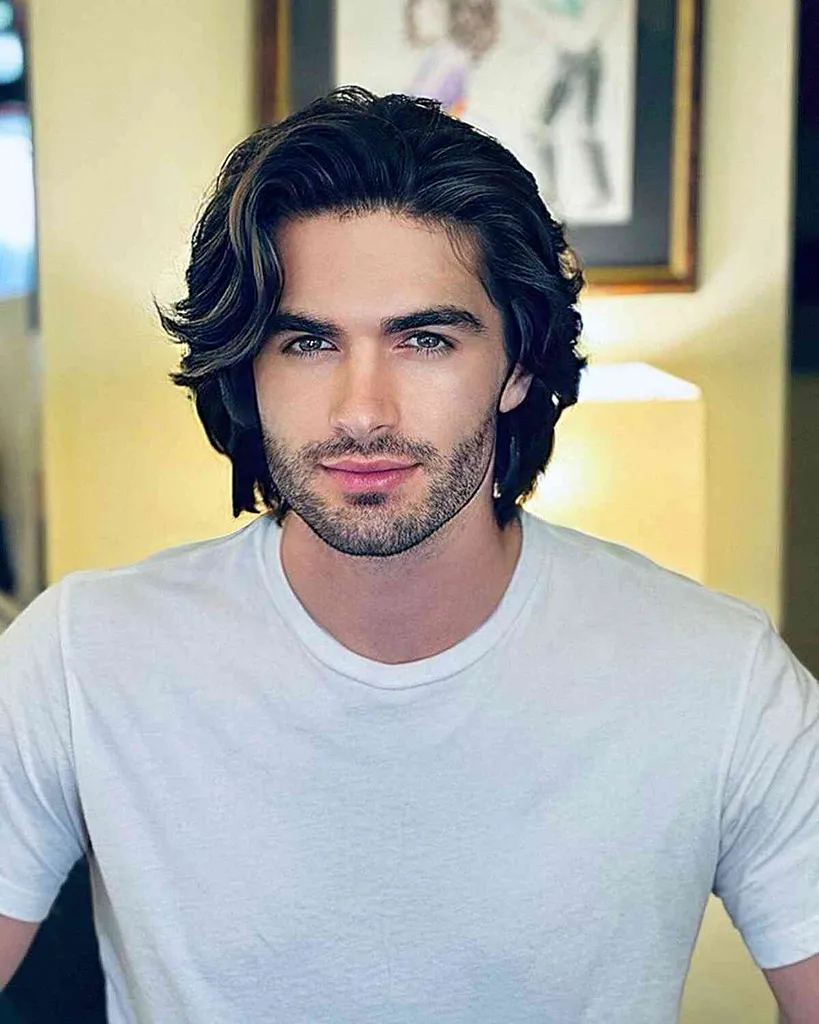 翼のヘアカットが男性の間で再びトレンドになっている: それを証明する 25 の例