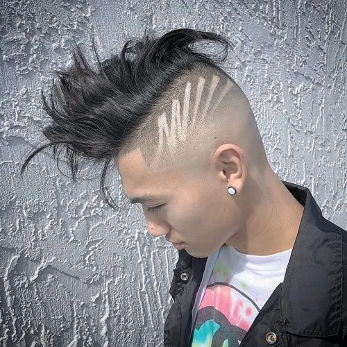 Mohawk Undercut met een geschoren ontwerp' title=