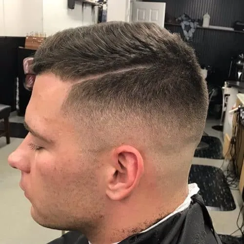Mid Fade Undercut op kort haar' title=