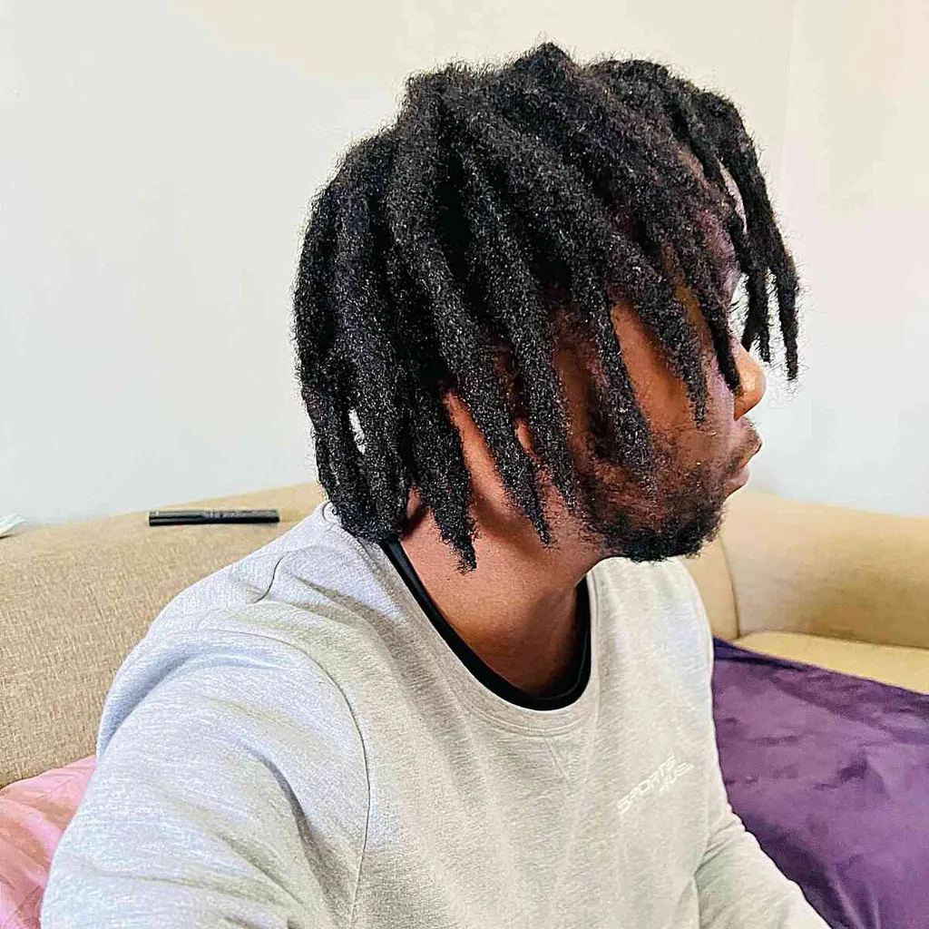 Dreadlock spessi a forma libera sugli uomini neri' title=