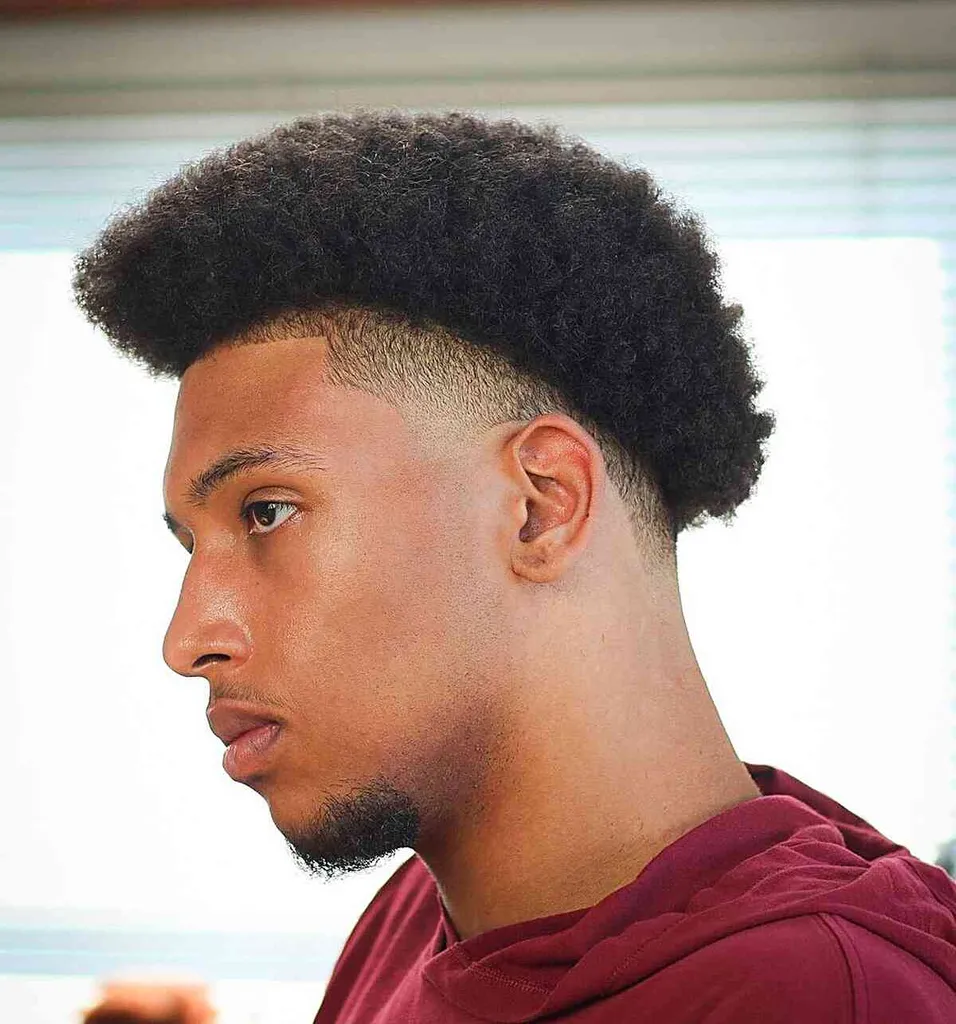 Dapper Fade per uomini neri con folti capelli ricci' title=