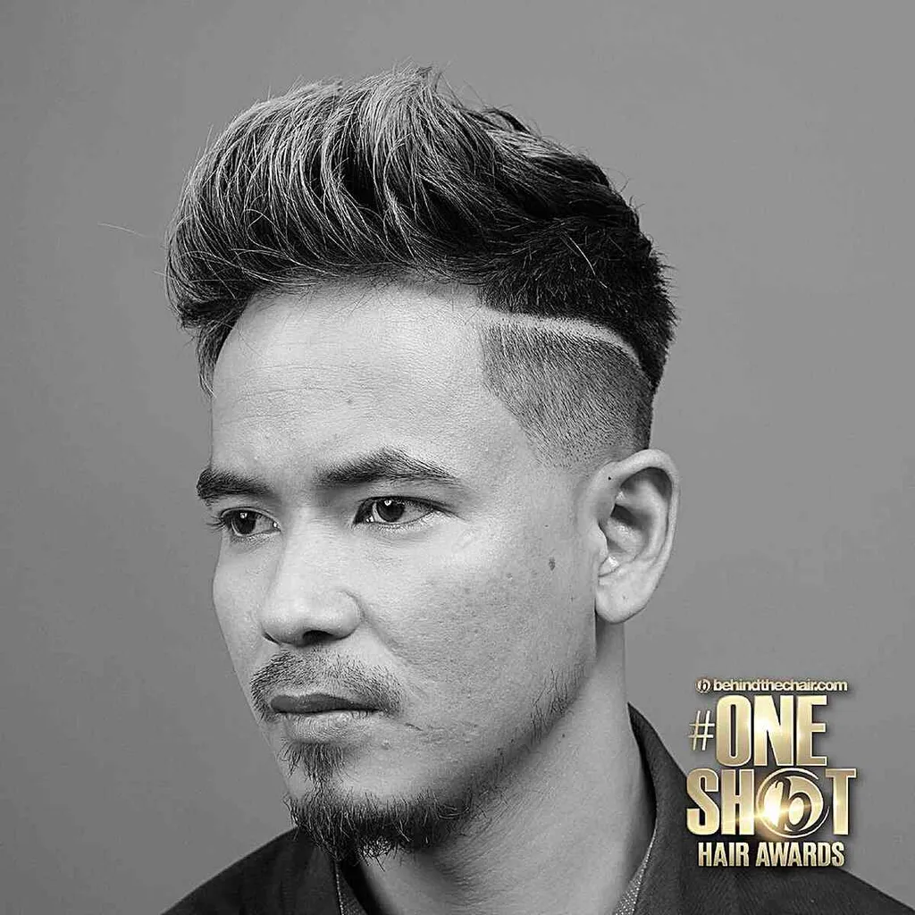 Quiff Faux Hawk Cut med rakad linje på män' title=