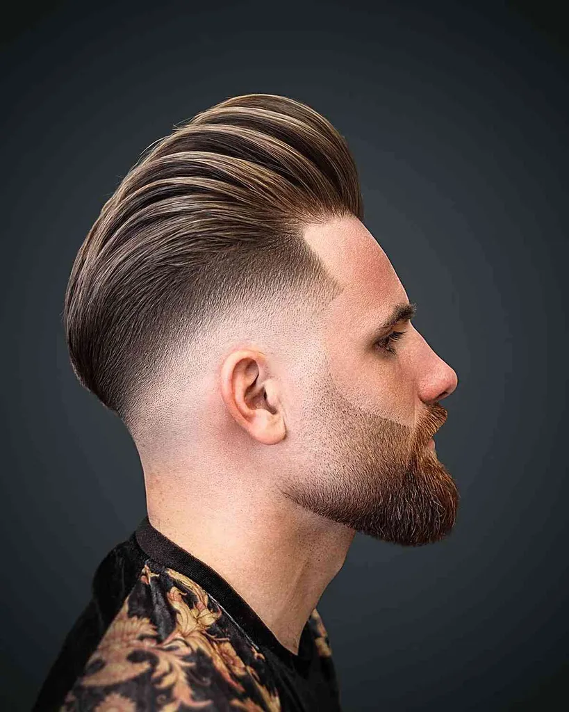 Pompadour avec Bald Fade et Beard Fade pour les gars' title=