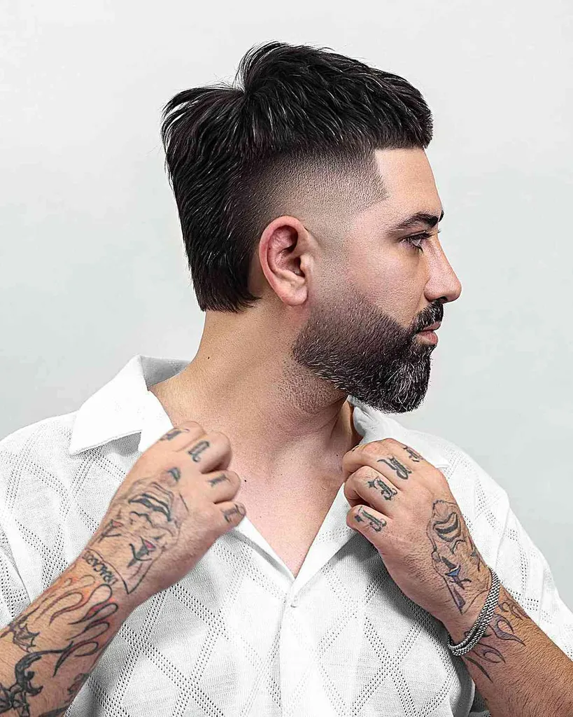 Le mulet et la barbe s'estompent chez les hommes aux cheveux épais' title=