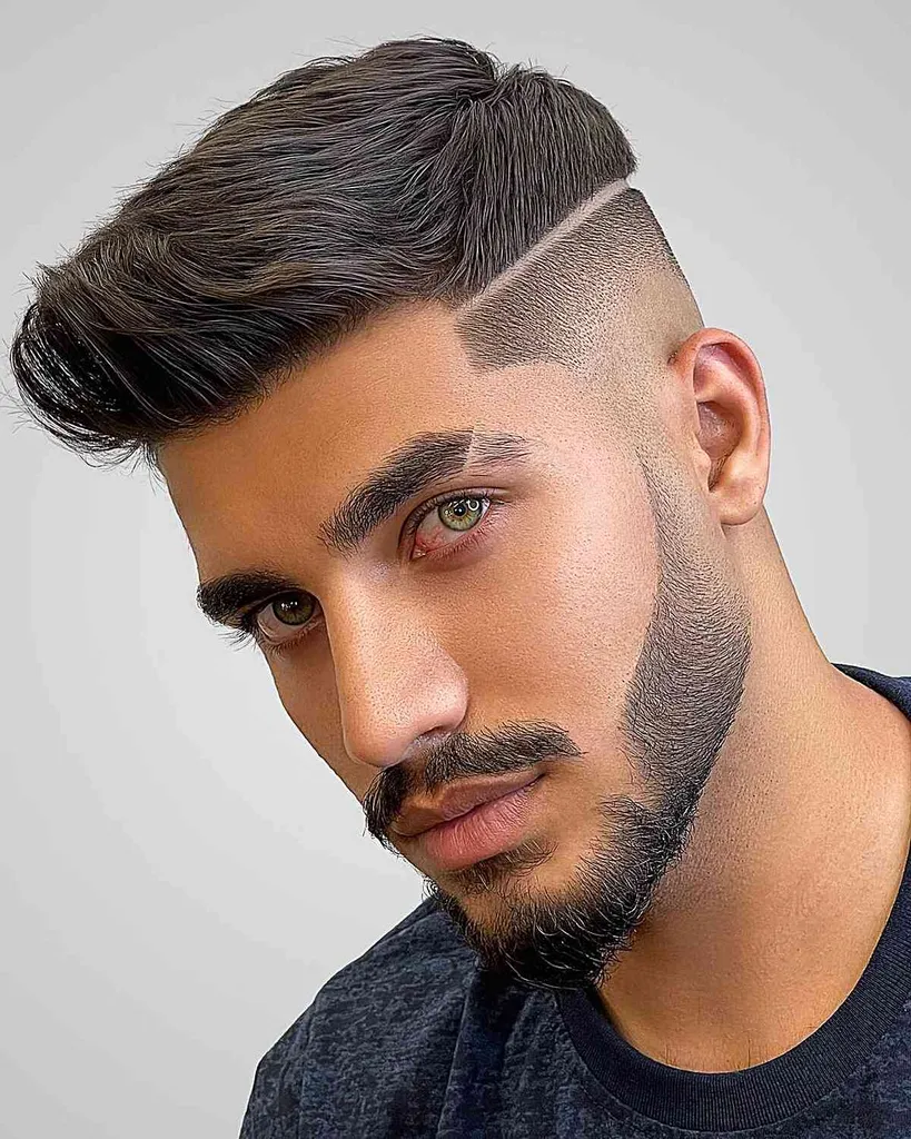 Quiff avec ligne rasée et fondu de barbe pour les gars' title=