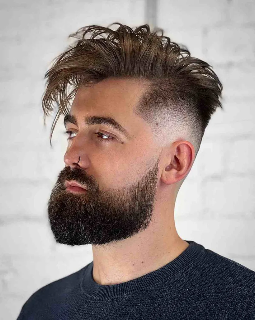 Haut long en désordre avec une barbe décolorée pour hommes' title=