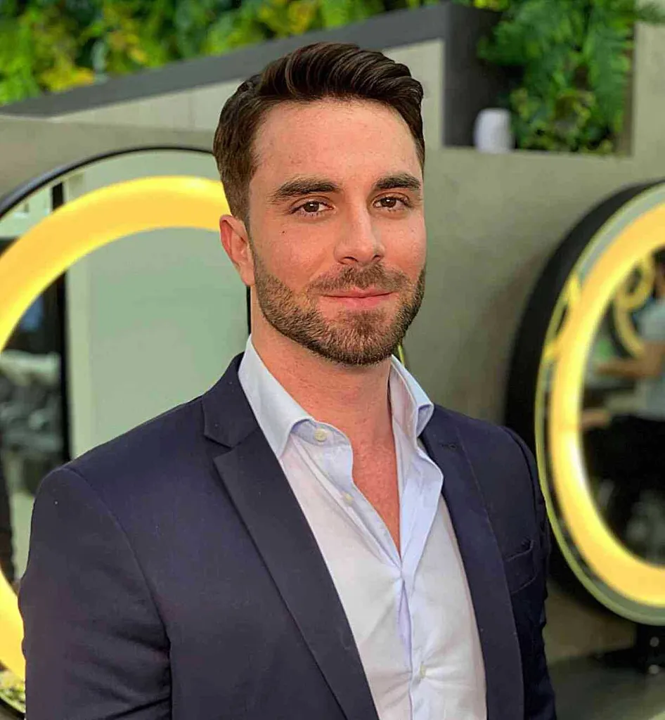 De heren hebben lang, glad achterover geknipt haar geknipt' title=