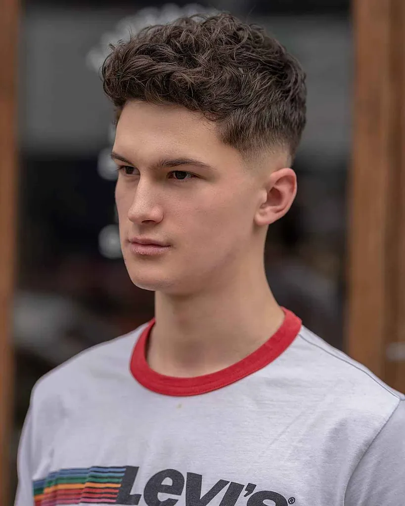 Stijlvol high fade-kapsel voor een afro' title=