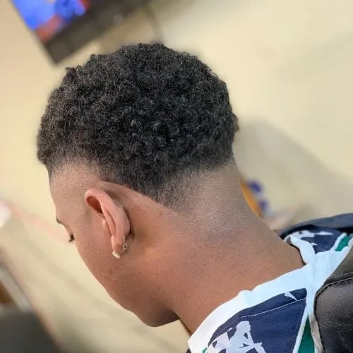 Dope Afro Fohawk avec côtés rasés pour hommes noirs' title=