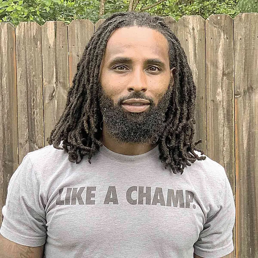 짧고 가는 머리카락을 위한 지저분한 고르기 밥' title=