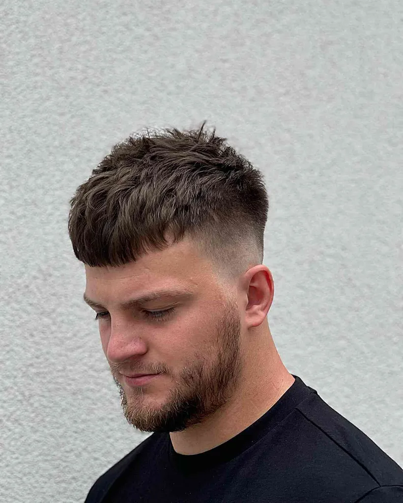 Raccolto francese disordinato rasato con pelle sbiadita per ragazzi' title=