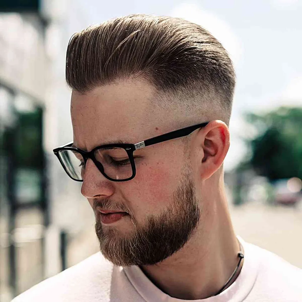 Pelle alla moda Pompadour Fade per uomo' title=