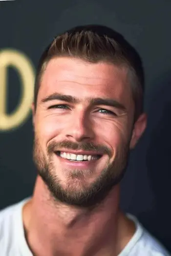 Coupe courte texturée avec coupe de barbe pour hommes.