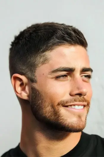 Coupe ras du cou pour cheveux épais, coupe de cheveux pour hommes.