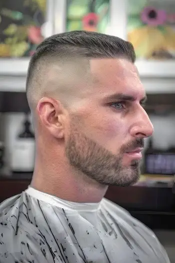Coupe de cheveux coupe ras du cou à dessus plat pour hommes.