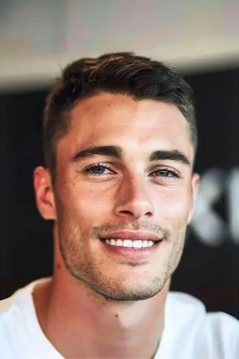 Coupe de cheveux courte coupe ras du cou pour hommes.