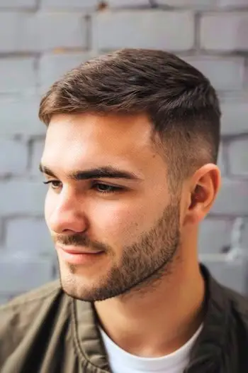 Coupe de cheveux ras du cou à balayage latéral pour hommes.