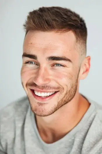 Coupe de cheveux classique effilée Crew Cut pour hommes.