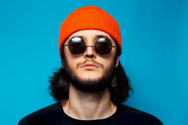 Man Orange Beanie Solbriller