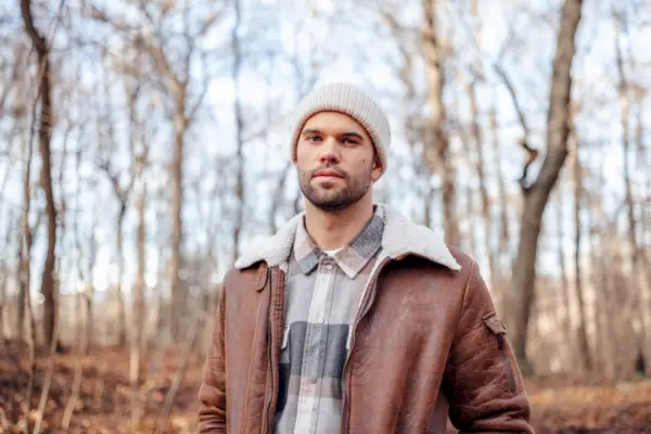 Beanie med håndjern utendørs